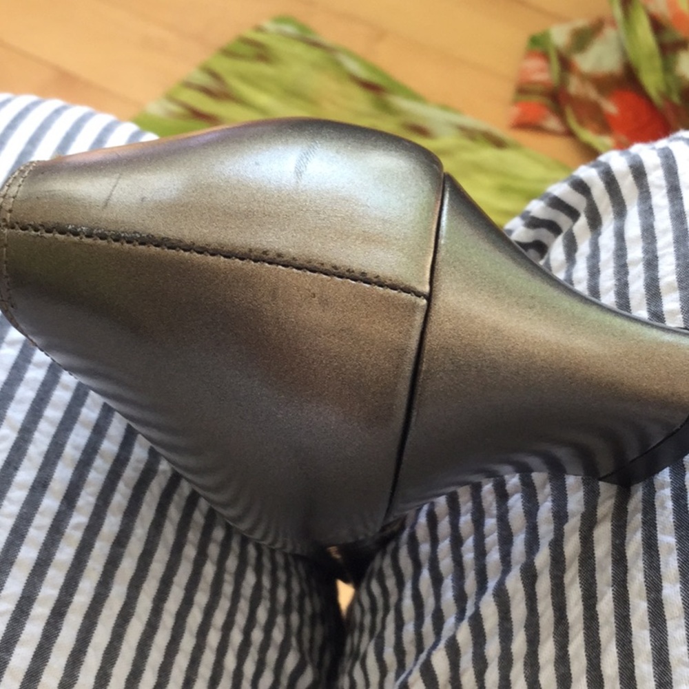 Ferragamo 2” heels silvery gold color 8 AA - Picture 4 of 6
